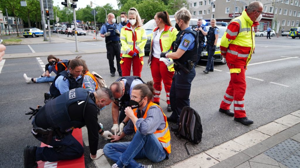 Kassel Klimaaktivisten kleben sich auf Holländische Straße fest VIDEO