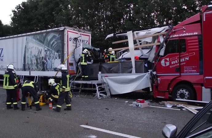 Stauende: 7,5 Tonner zwischen zwei Sattelzügen eingeklemmt