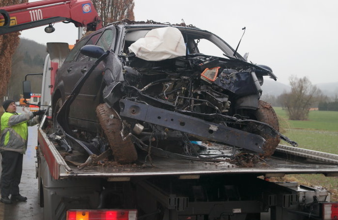 Frau nach Unfall aus PKW geschleudert