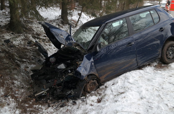 PKW gegen Baum – Unfall bei Riede