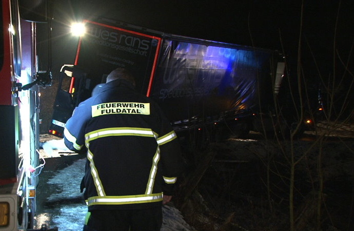 Großeinsatz: Schwierige LKW-Bergung in Fuldatal