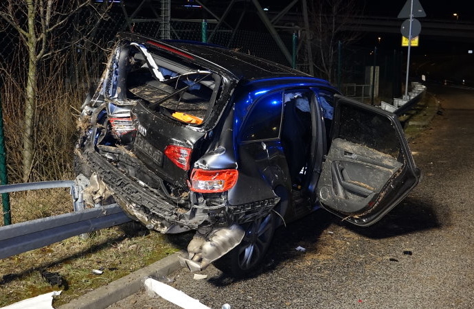 PKW kam nach Unfall von der A 66 ab