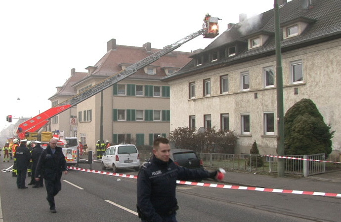 Ersthelfer nach Wohnungsbrand gefunden – 4-jähriger Bruder weiterhin in Lebensgefahr