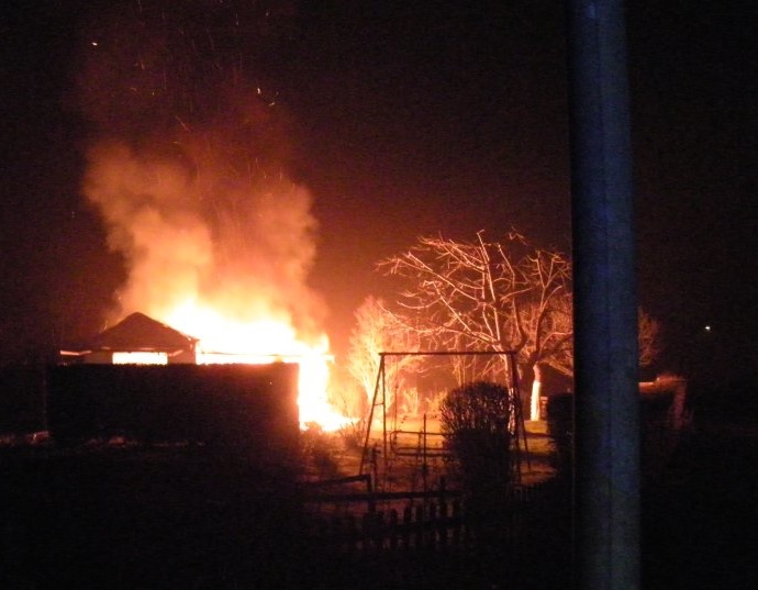 Giesewiesen: Gartenlaube im Vollbrand