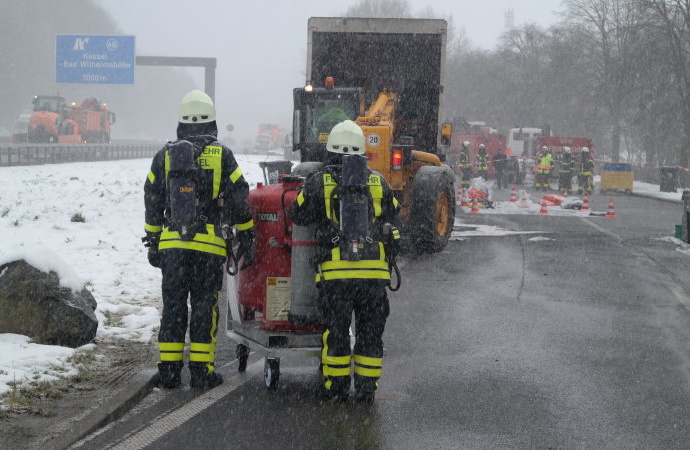 A44: Fehlende Ladungssicherung – Gefahrguteinsatz