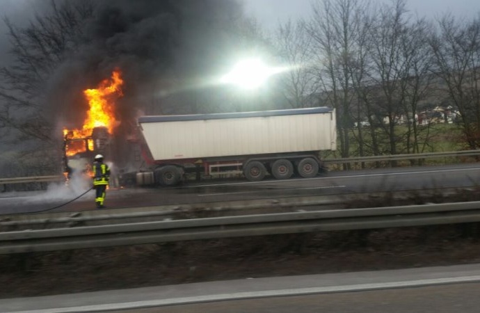 A44 – Vollsperrung nach LKW-Brand