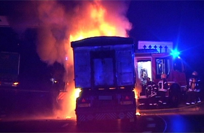 A7: Zugmaschine auf der Autobahn ausgebrannt