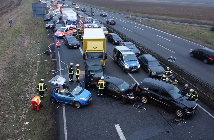 B 455: LKW kracht ins Stauende bei Wiesbaden