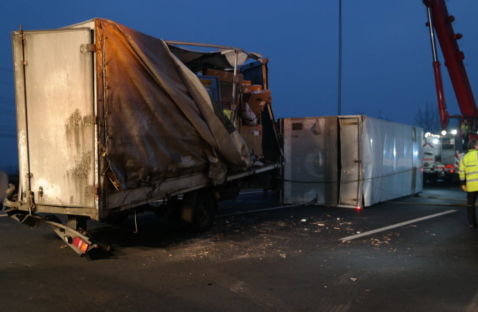 A7: LKW liegt nach Unfall quer – Vollsperrung