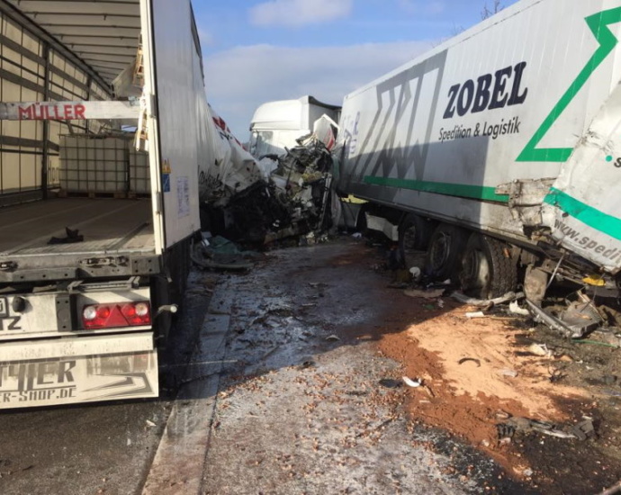 Schwerer LKW-Unfall – A5 bleibt weiterhin gesperrt