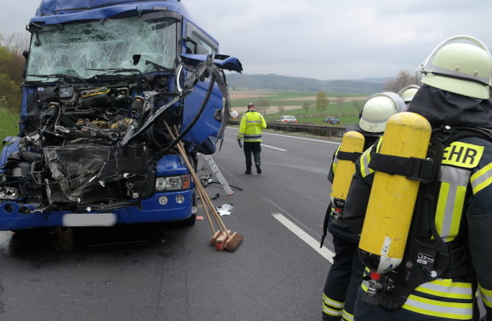 A7: Batteriesäure läuft nach Auffahrunfall aus