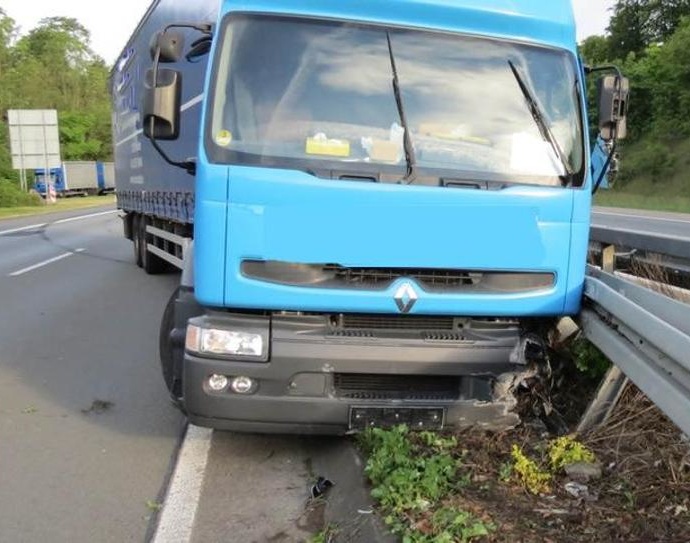 A44: LKW-Fahrer aus dem Fahrerhaus geschleudert