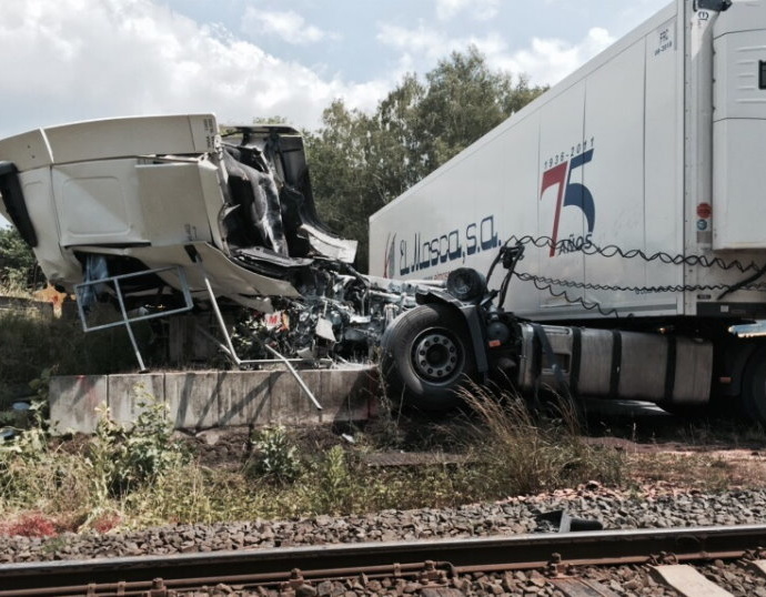 Gi: Zug mit LKW kollidiert – Hoher Sachschaden