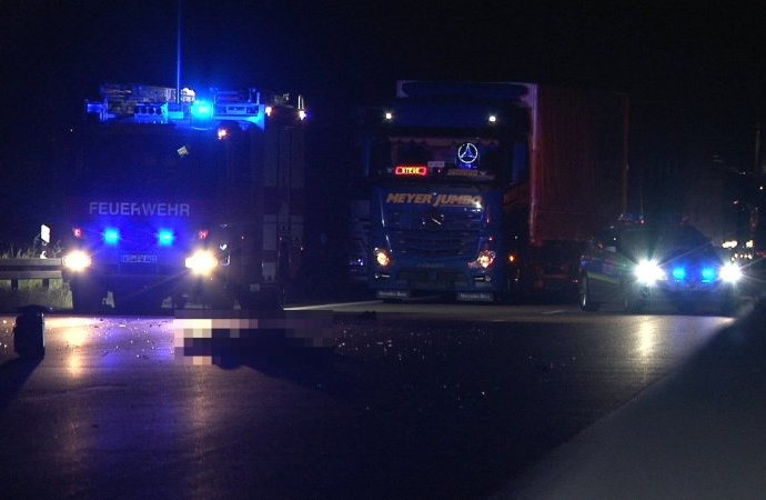 A44: Fußgänger vom LKW erfasst und getötet