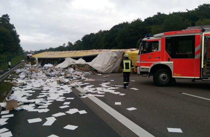 LKW-Unfall: 25 Tonnen Fotopapier auf A7 verteilt