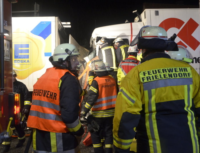 Schwerer LKW-Unfall auf B254 bei Frielendorf