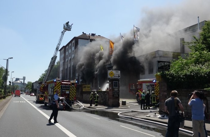 Mainz: Großbrand zerstört Lagerhalle