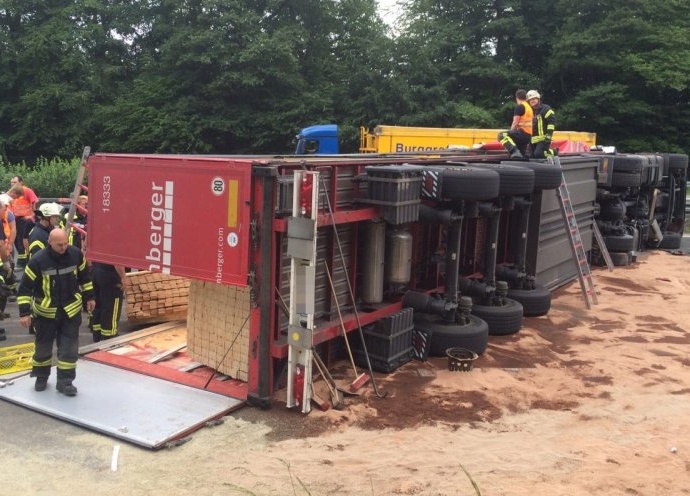 WI: A3 nach LKW-Unfall voll gesperrt