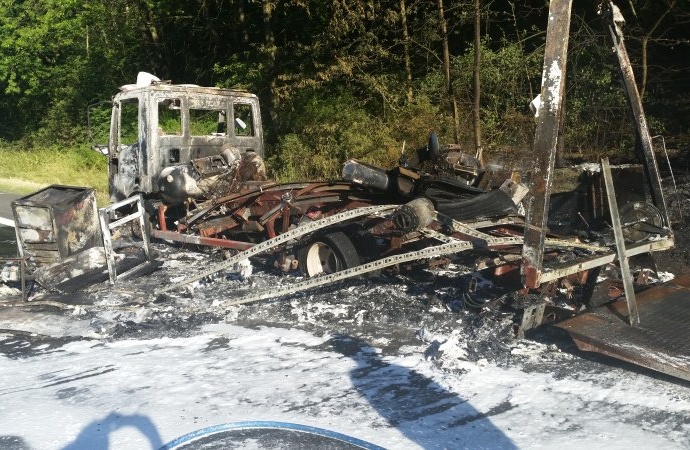 Werkstatt-LKW brannte auf A49 aus