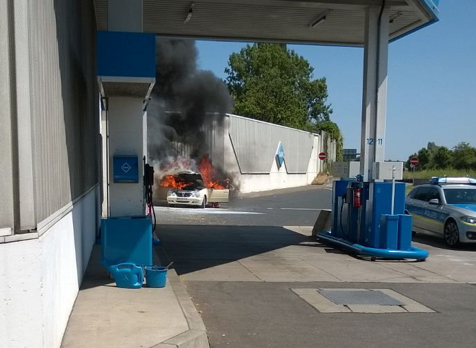 A66: Taxi brannte an Tankstelle