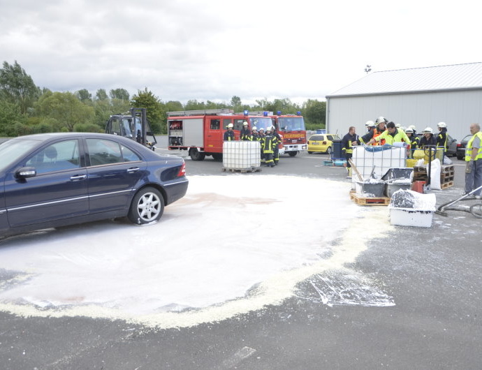 Farbbehälter stürzt von Stapler – Feuerwehreinsatz