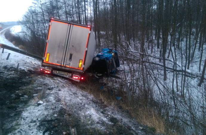 A5: Sattelzug von glatter Autobahn geschleudert