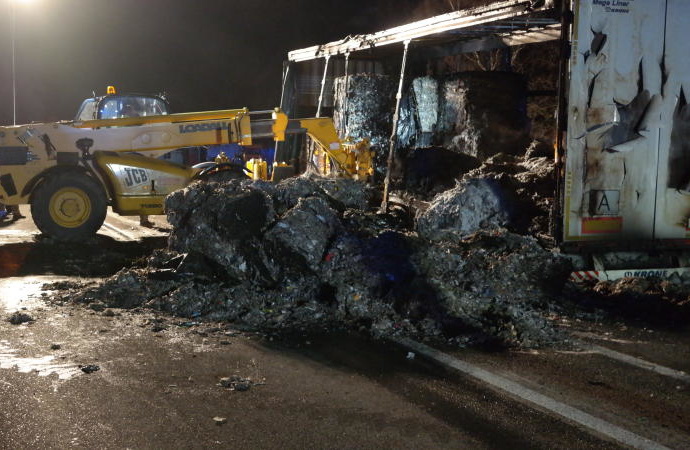 LKW-Brand auf A44 – Neuer ELW fährt sich in „Rettungsgasse“ den Spiegel ab