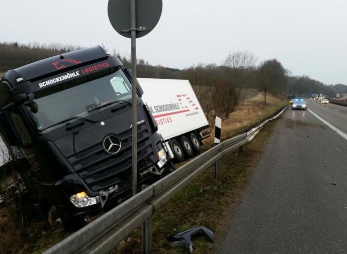 Unfall mit LKW auf der A44