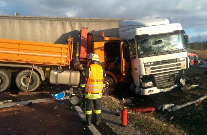 Rotlicht übersehen –  Zusammenstoß zwischen Lastwagen