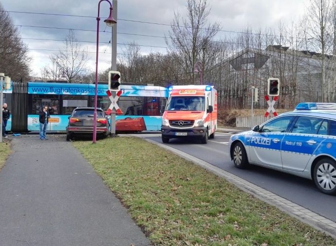 Unfall mit Tram und Audi Q7