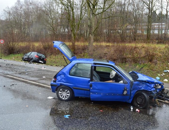 B7: Vier Verletzte nach Frontalzusammenstoß