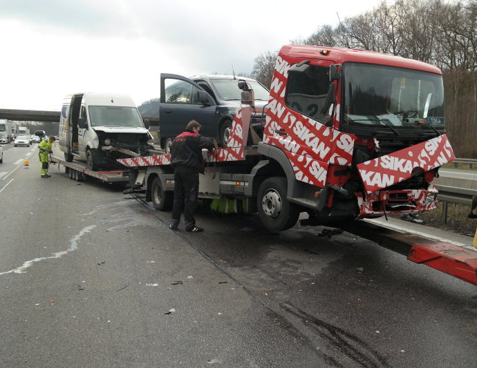 A44: Aufwendige Bergungsarbeiten nach Auffahrunfall