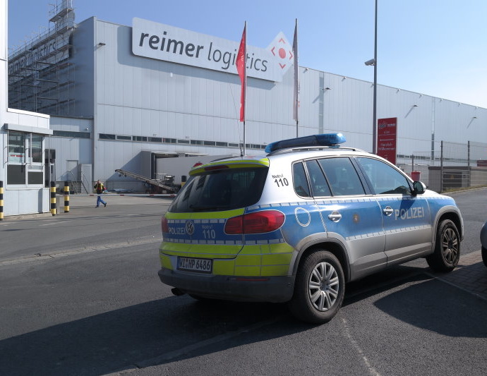 Ladungsdiebstahl aus LKW löst Gefahrguteinsatz aus