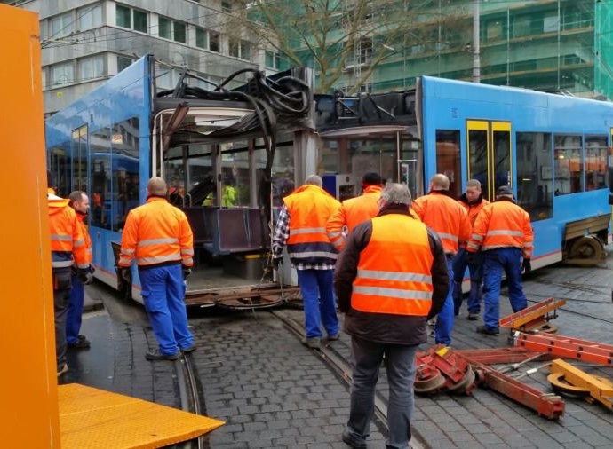 Straßenbahn am Kasseler Stern entgleist