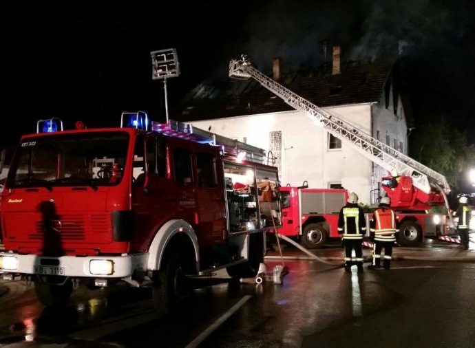 Dachstuhlbrand in Mehlen – 15 Personen konnten sich retten