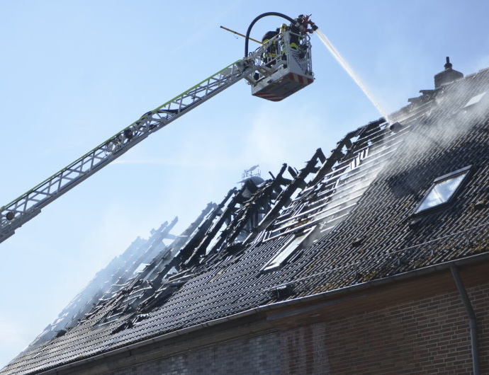 Wohnhaus nach Dachstuhlbrand in Diemelstadt unbewohnbar