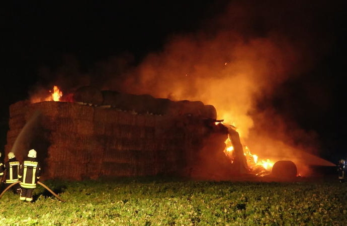 Strohballenbrand nach Blitzeinschlag?