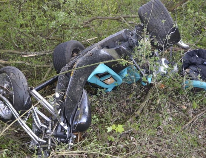 Trike verunglückt – Schwerverletzter holt Hilfe auf B 323