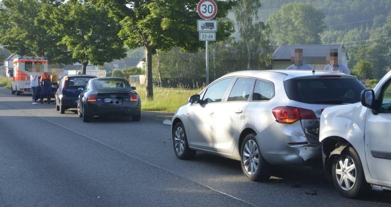 Sechs Fahrzeuge krachen in einander