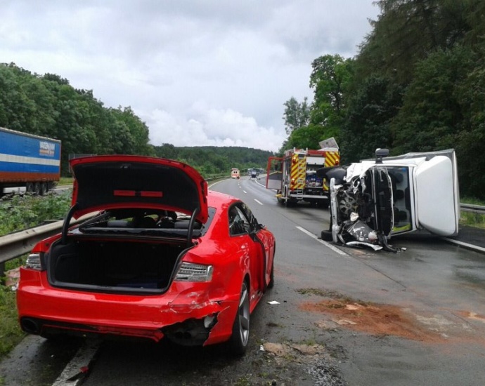 A44: Schwerer Unfall auf regenasser Fahrbahn