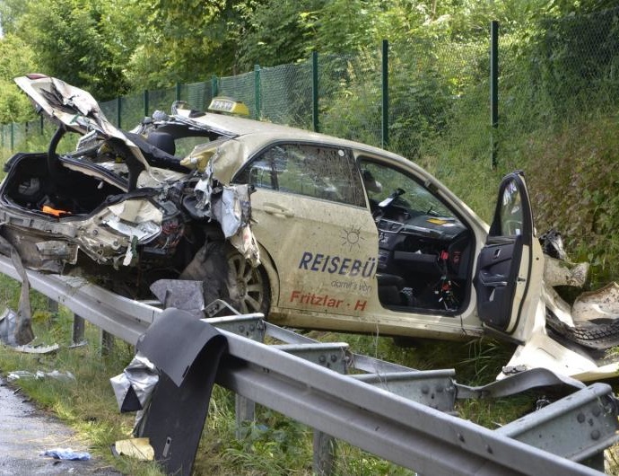 Taxi auf A49 verunglückt – Fahrer schwer verletzt