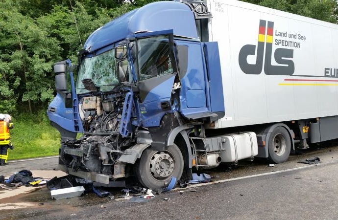 SÜD: Stauende übersehen – LKW-Fahrer eingeklemmt