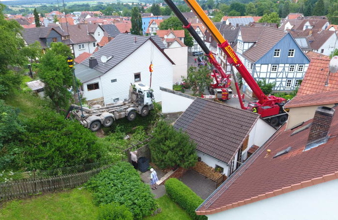 Aufwendige Bergungsarbeiten nach LKW Unfall