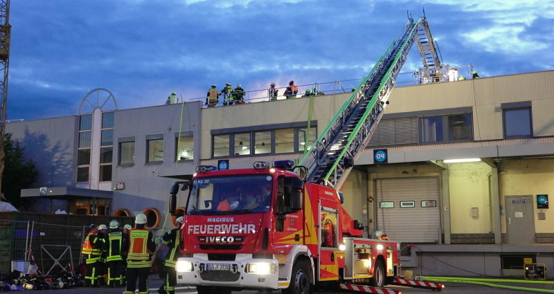 Großeinsatz: Dachpappe auf Lagerhalle brannte