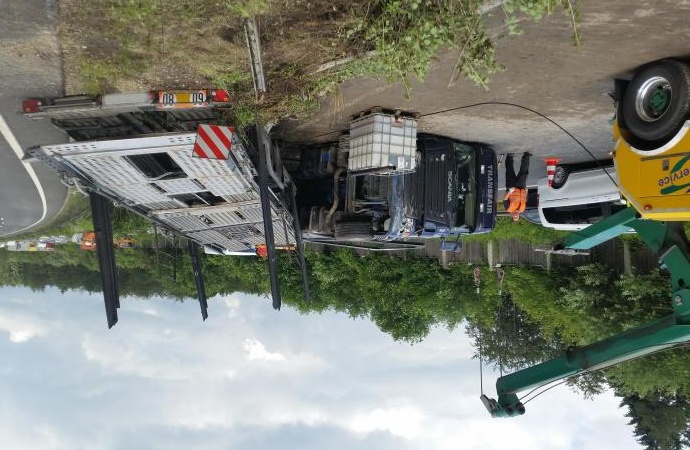 LKW-Unfall: Autotransporter auf der A7 durch die Mittelleitplanke