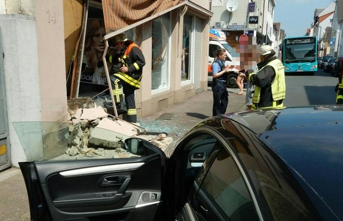 Unfall endet im Frisörsalon