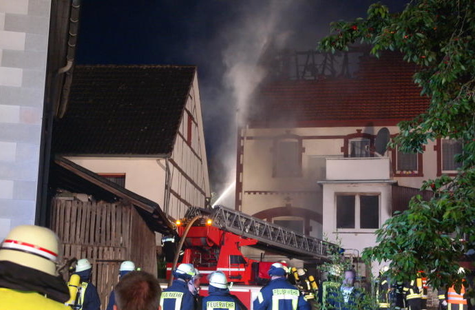 Wohnhausbrand in Berndorf – Neun Bewohner betroffen