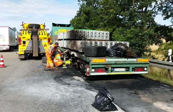 A44: Reifen brannte an LKW