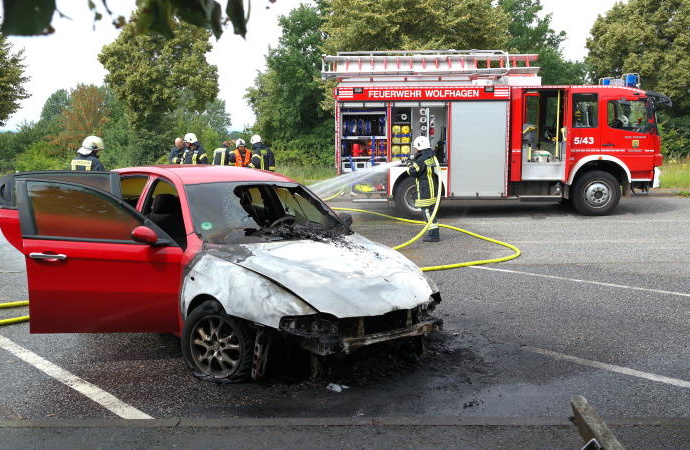 B251: PKW brannte auf Parkplatz bei Istha