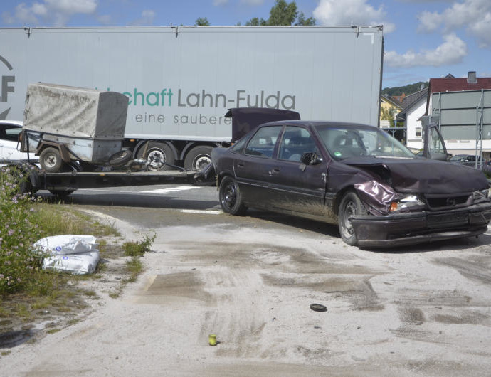 Unfall mit LKW – Mann auf B3 schwer verletzt